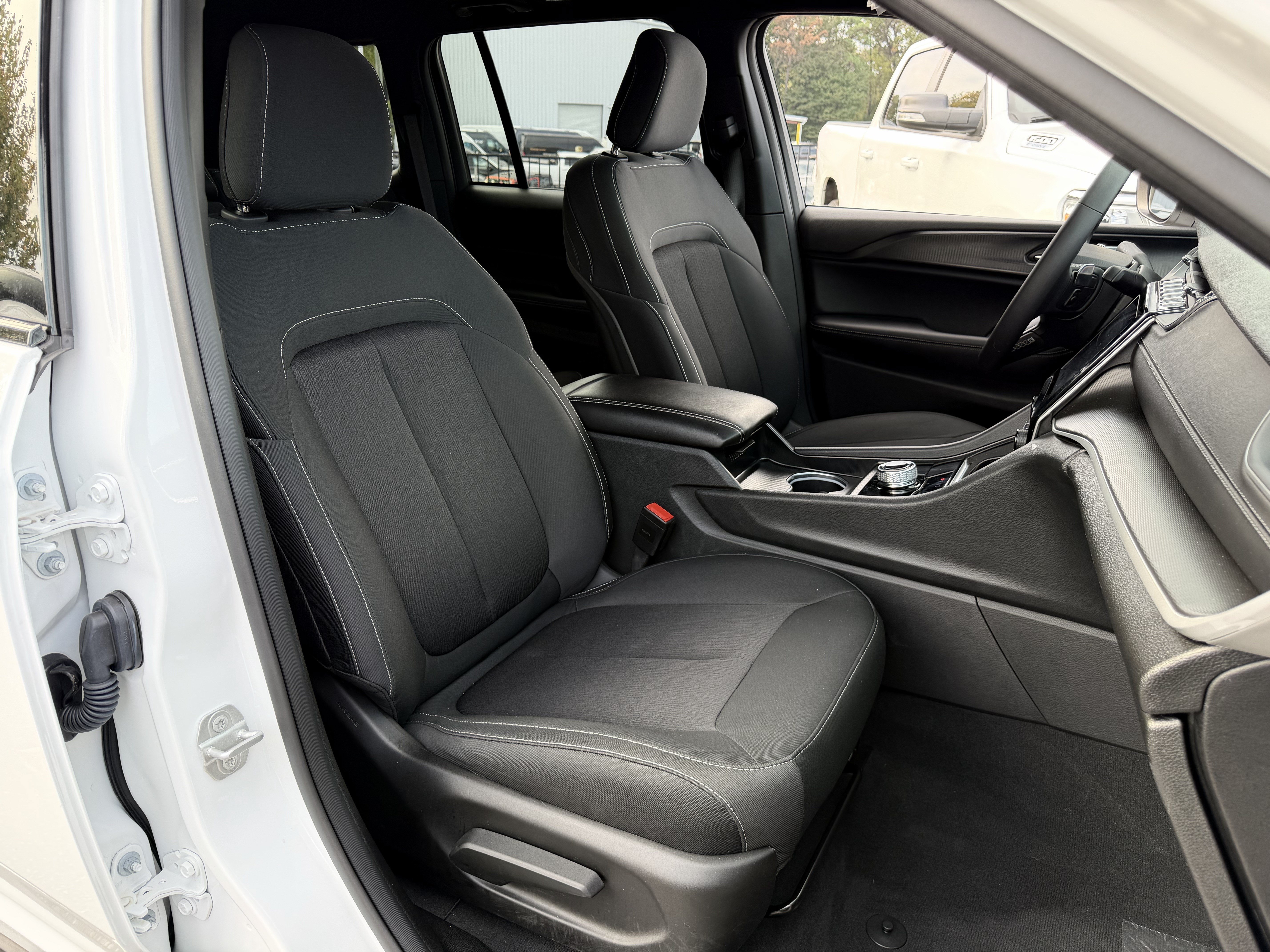 Used 2025 Jeep Grand Cherokee Laredo w/ Luxury Tech Group I RWD image 34