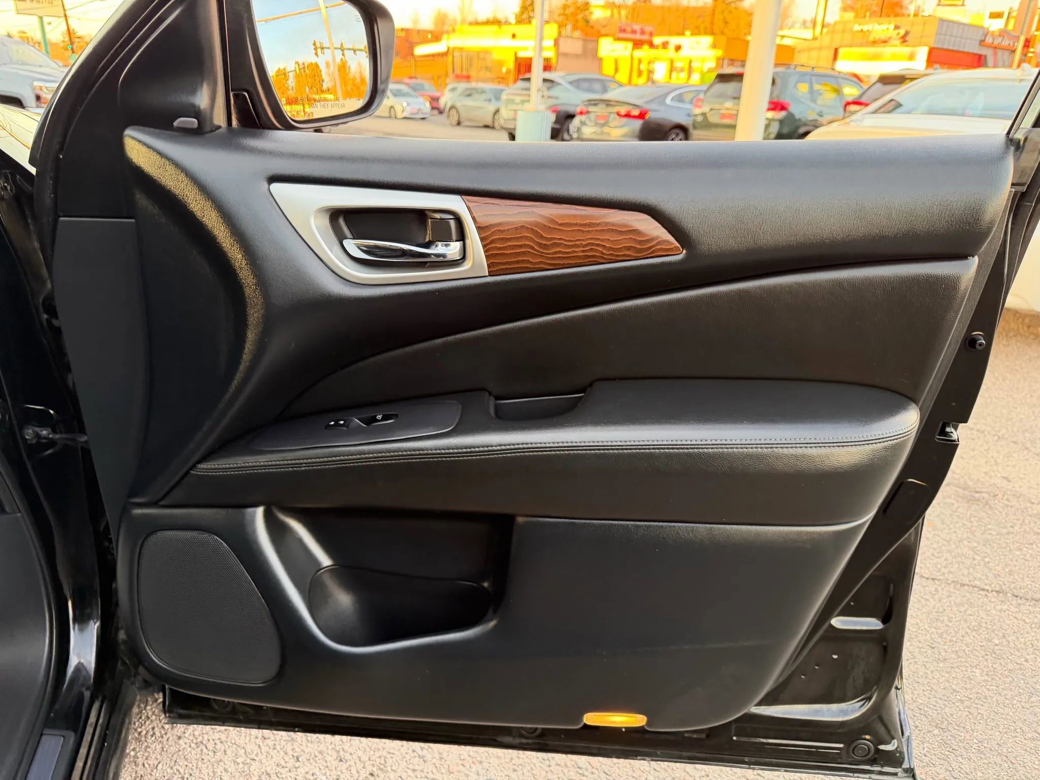 Used 2018 Nissan Pathfinder Platinum w/ Cargo Package image 19