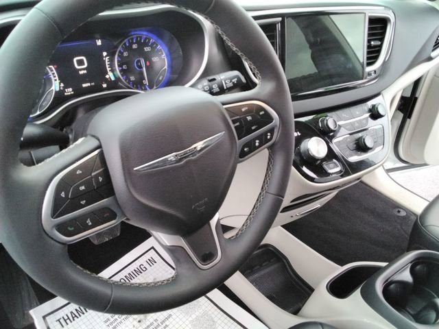 Used 2024 Chrysler Pacifica Touring-L image 26