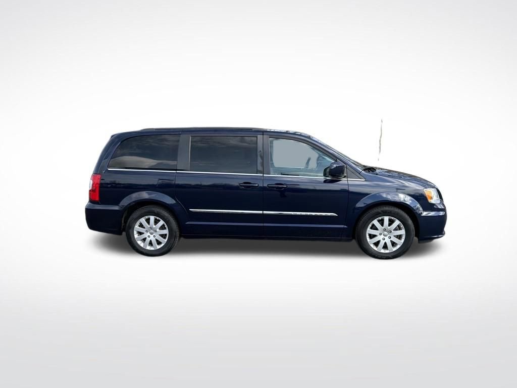 Used 2016 Chrysler Town & Country Touring image 7