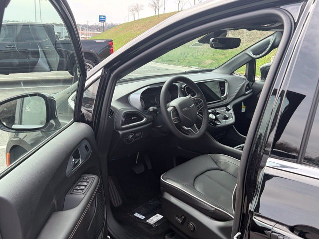 New 2026 Chrysler Pacifica Limited w/ Uconnect Theater Family Group FWD image 14