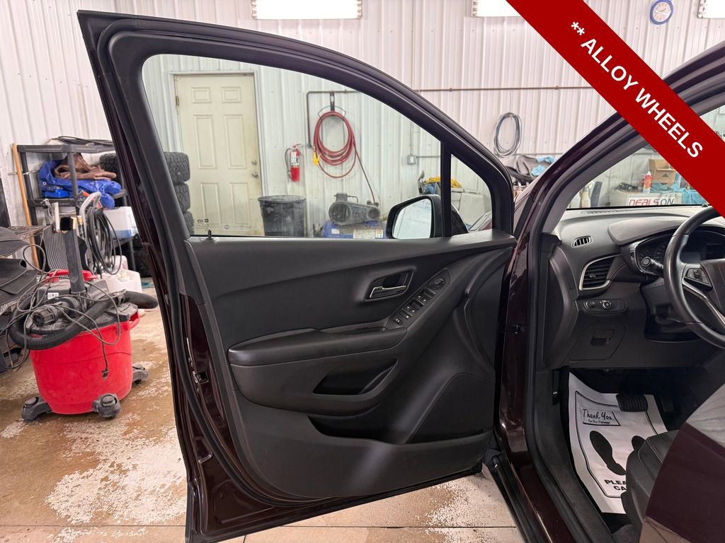 Used 2021 Chevrolet Trax LT w/ LT Convenience Package image 11