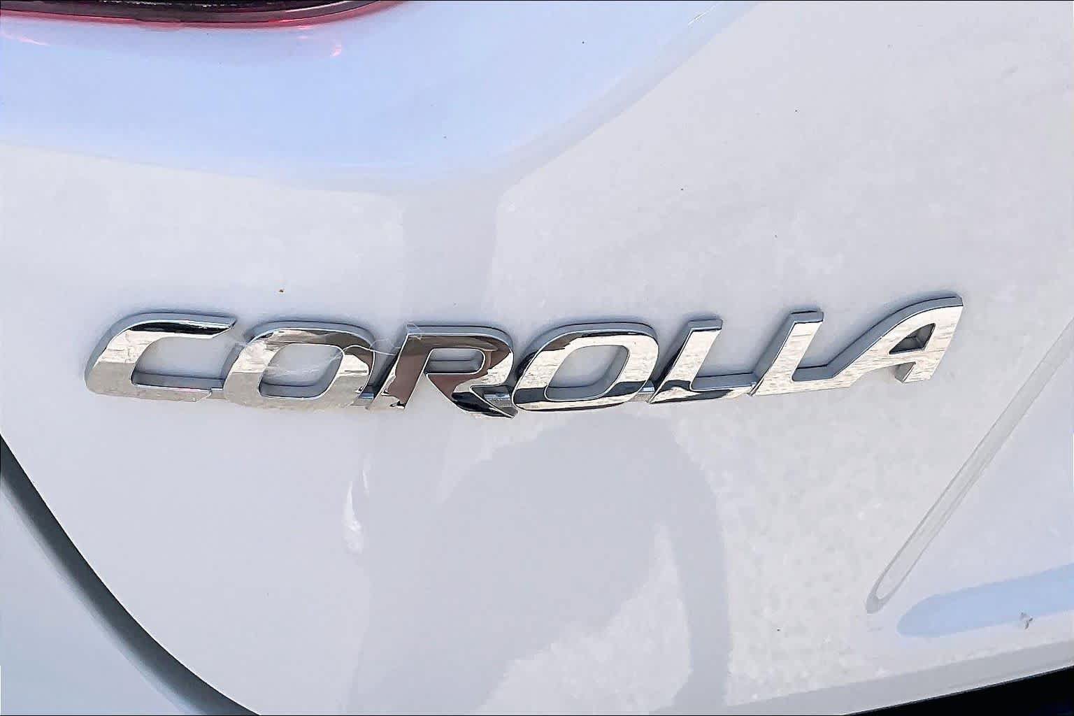 Used 2025 Toyota Corolla LE w/ LE Premium Package FWD image 29
