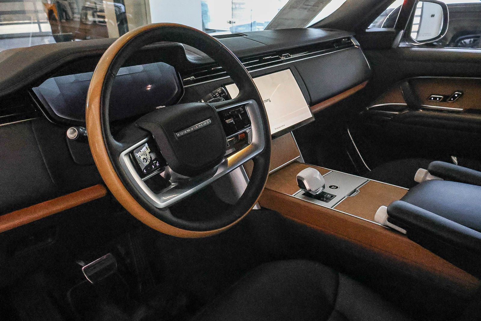 Used 2024 Land Rover Range Rover SV image 29