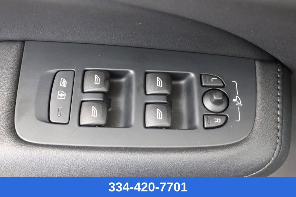 Used 2025 Volvo V60 B5 Cross Country Plus image 18