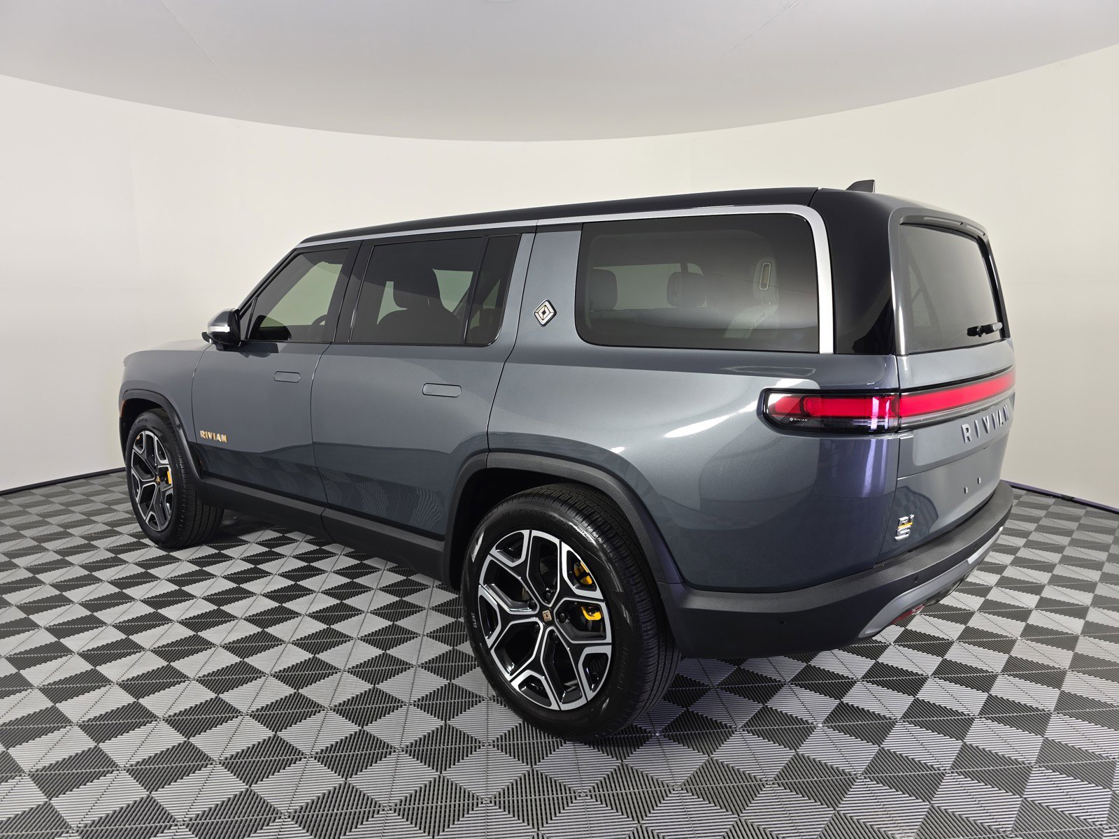 Used 2024 Rivian R1S Adventure image 3