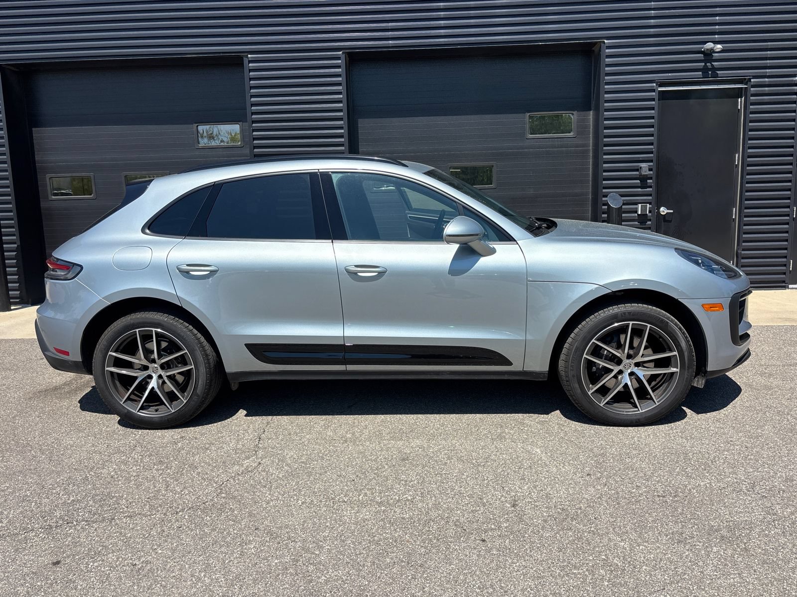 Used 2025 Porsche Macan AWD/4WD image 9