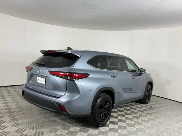 Used 2023 Toyota Highlander LE FWD image 5