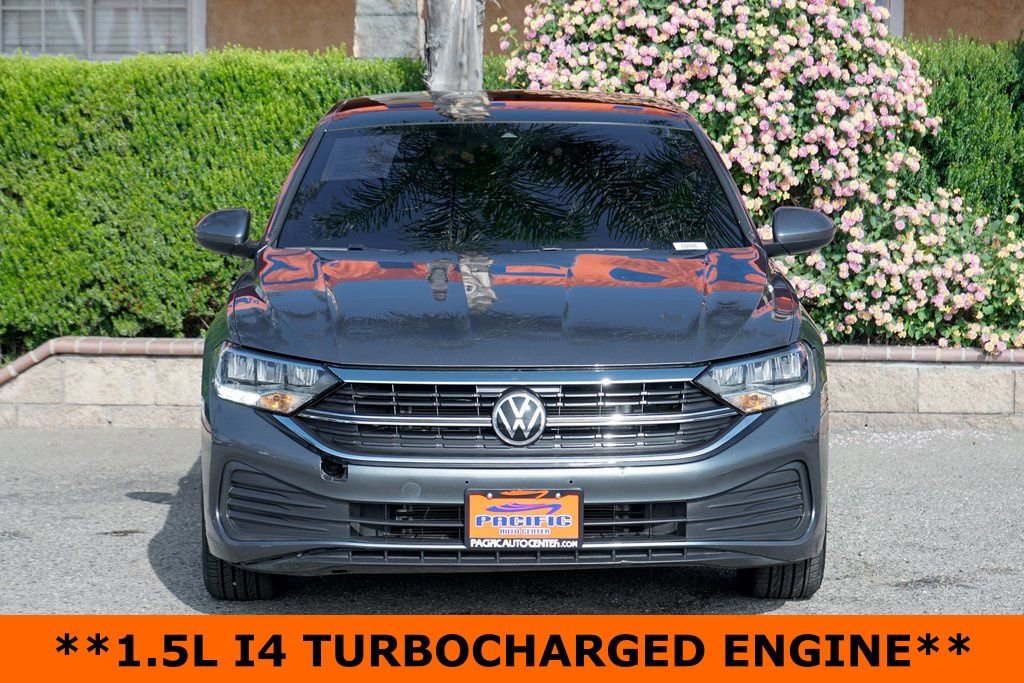 Used 2022 Volkswagen Jetta SE image 3