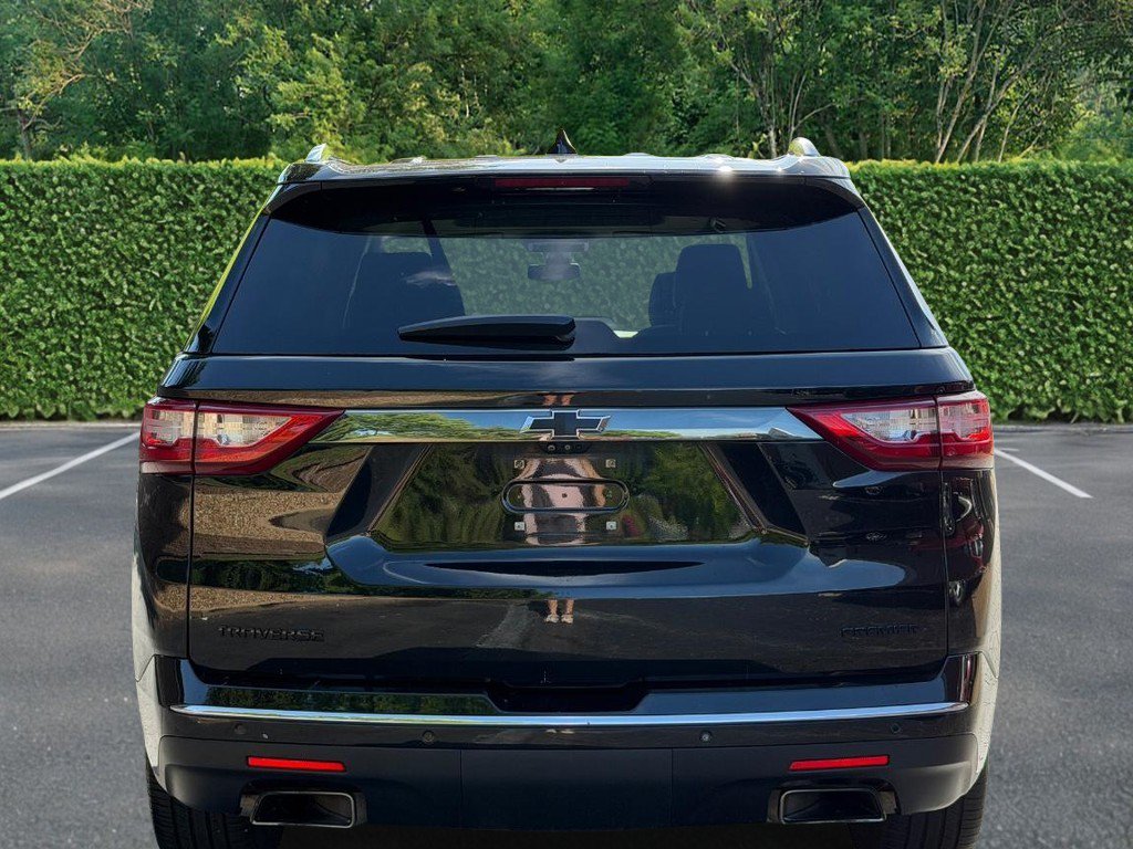 Used 2020 Chevrolet Traverse Premier w/ LPO, Blackout Package FWD image 5