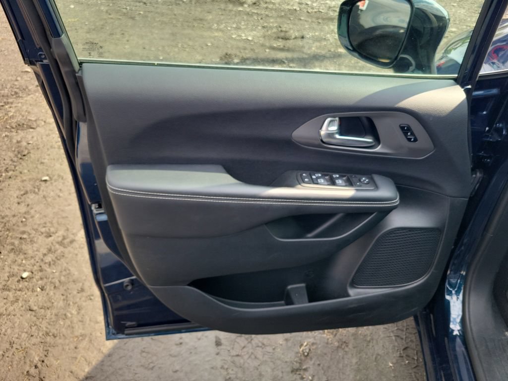 Used 2025 Chrysler Pacifica Select FWD image 21