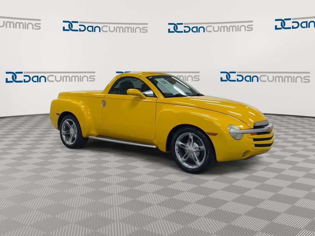 Used 2004 Chevrolet SSR w/ Preferred Equipment Group image 2