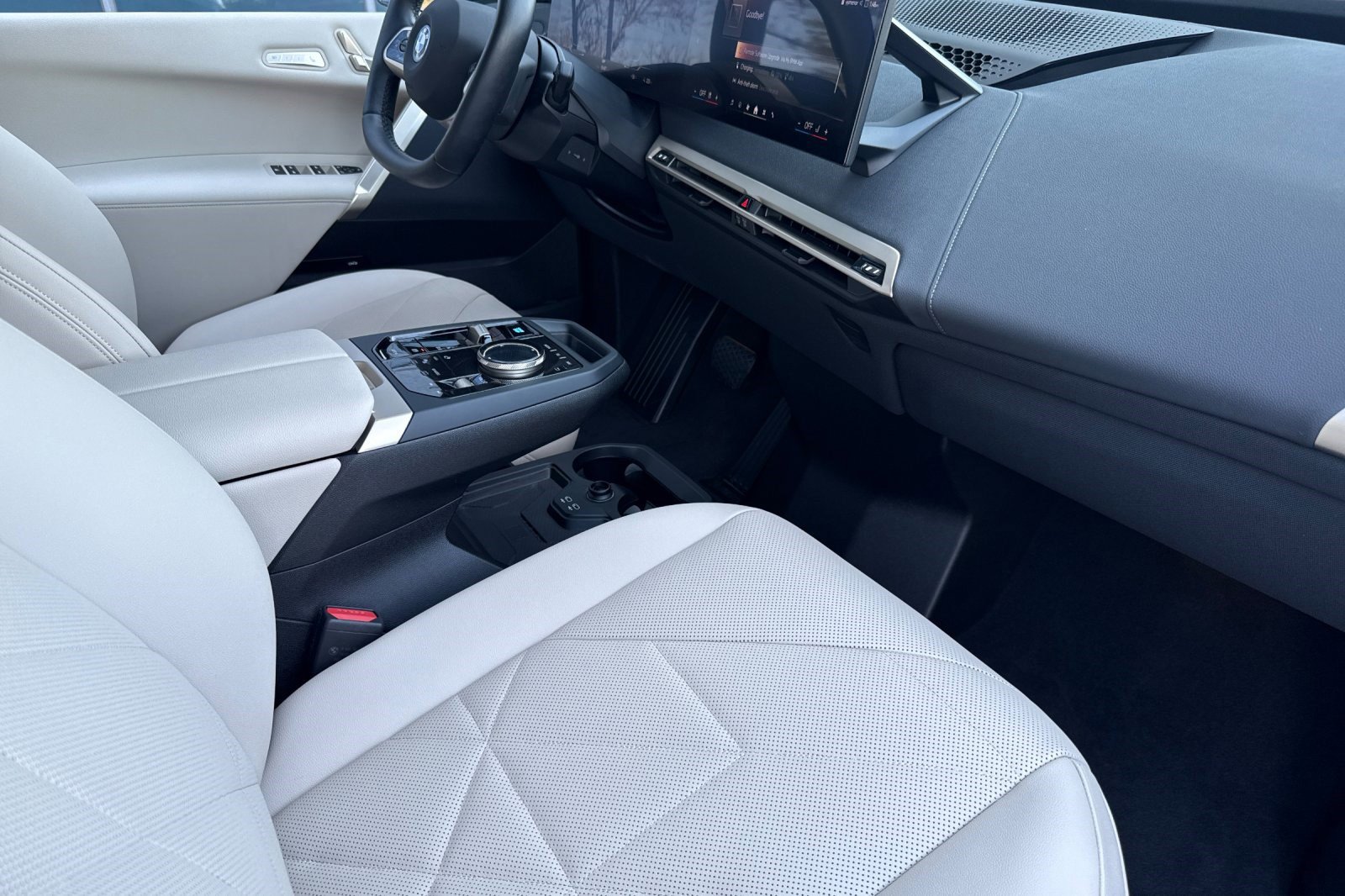 Used 2025 BMW iX xDrive50 w/ Premium Package image 19