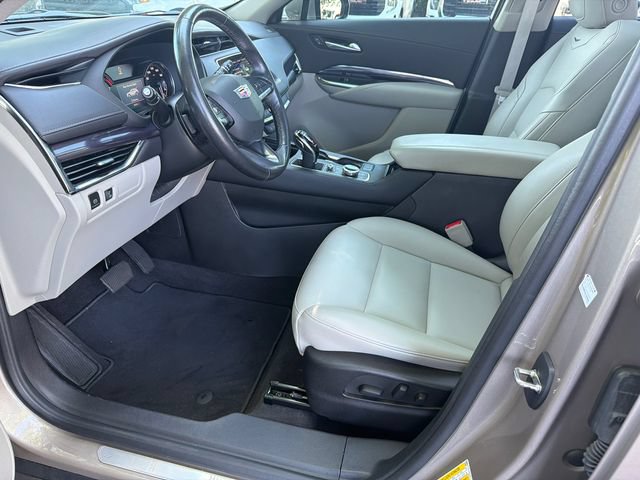 Used 2023 Cadillac XT4 Luxury w/ Cold Weather Package FWD image 9