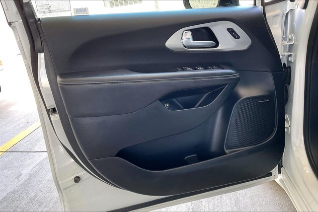 Used 2023 Chrysler Pacifica Limited w/ Uconnect Theater Family Group FWD image 22