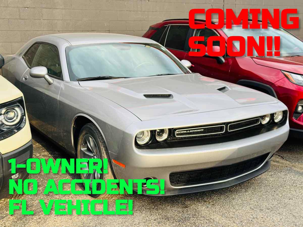 Used 2015 Dodge Challenger SXT RWD image 1