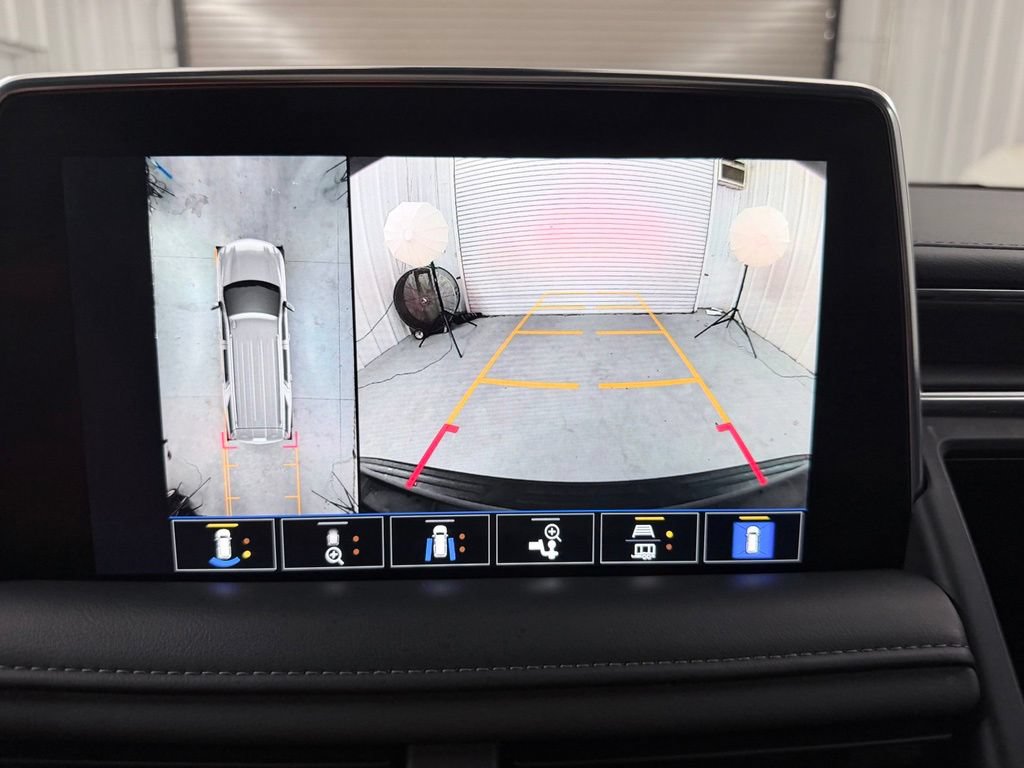 Used 2022 Chevrolet Tahoe Z71 w/ Luxury Package AWD/4WD image 17