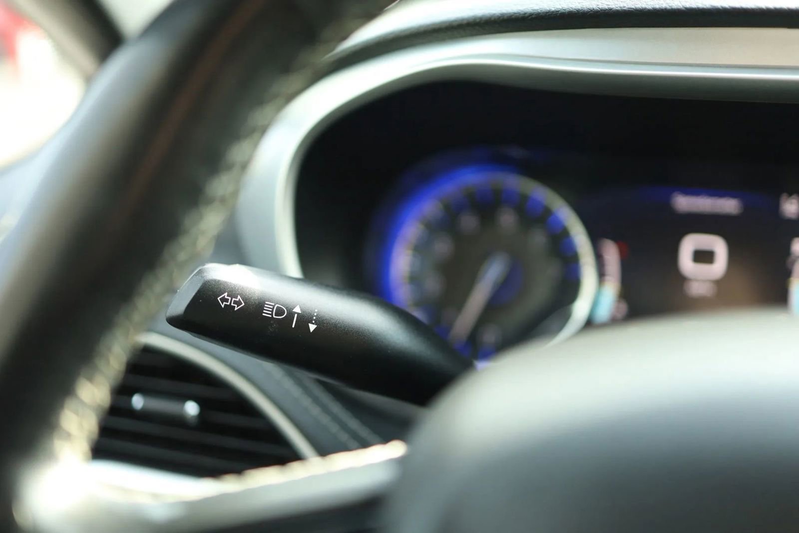 Used 2021 Chrysler Pacifica Touring w/ Uconnect Theater Family Group image 23