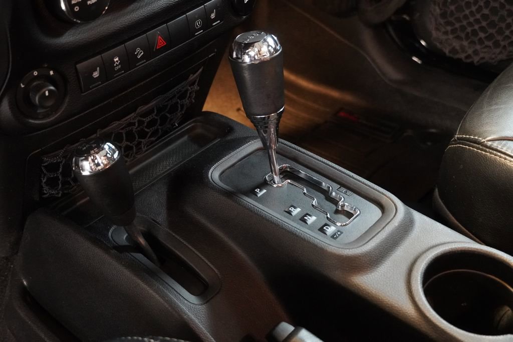 Used 2014 Jeep Wrangler Unlimited Sahara w/ Connectivity Group AWD/4WD image 21