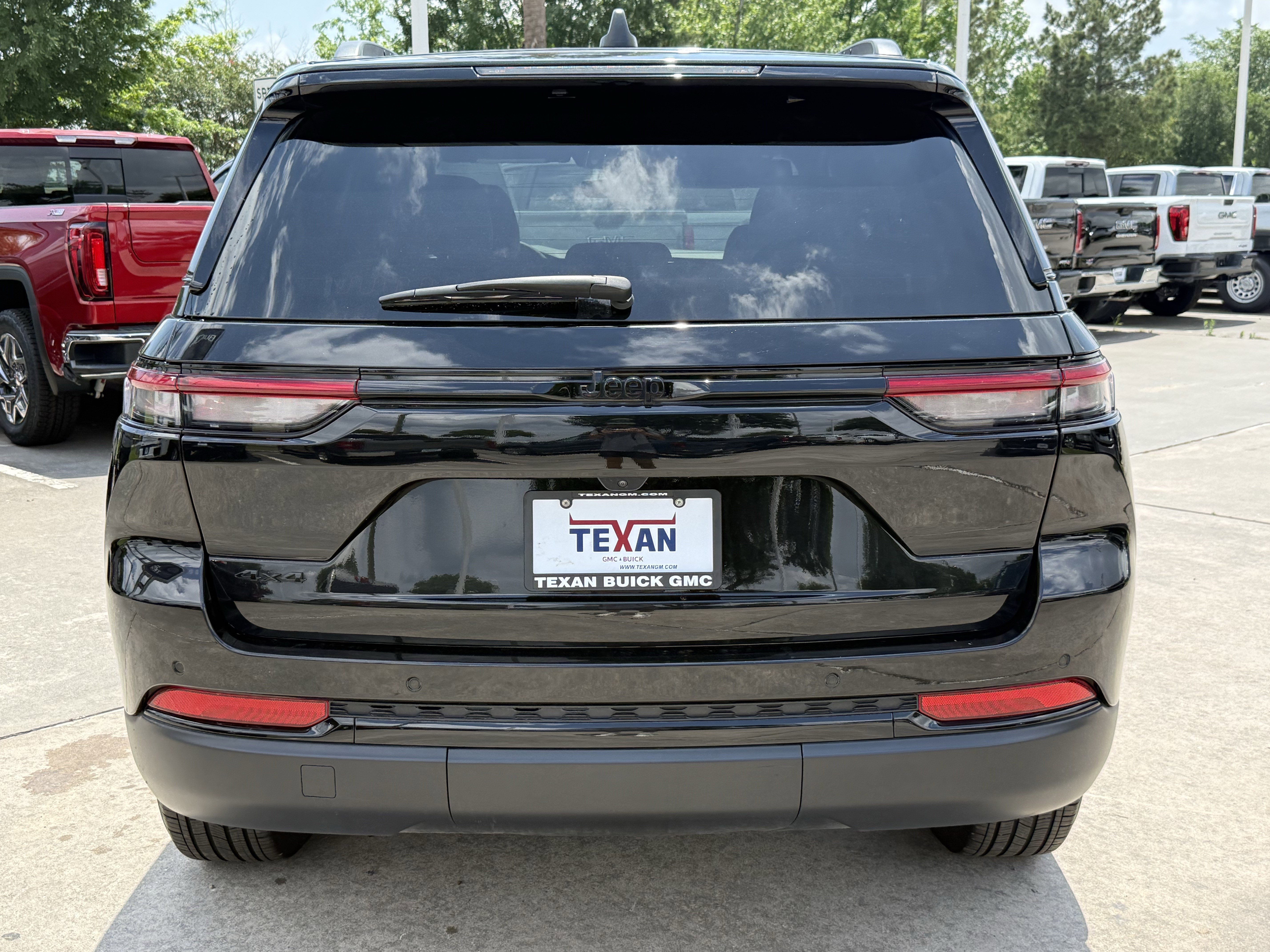 Used 2025 Jeep Grand Cherokee Altitude AWD/4WD image 6