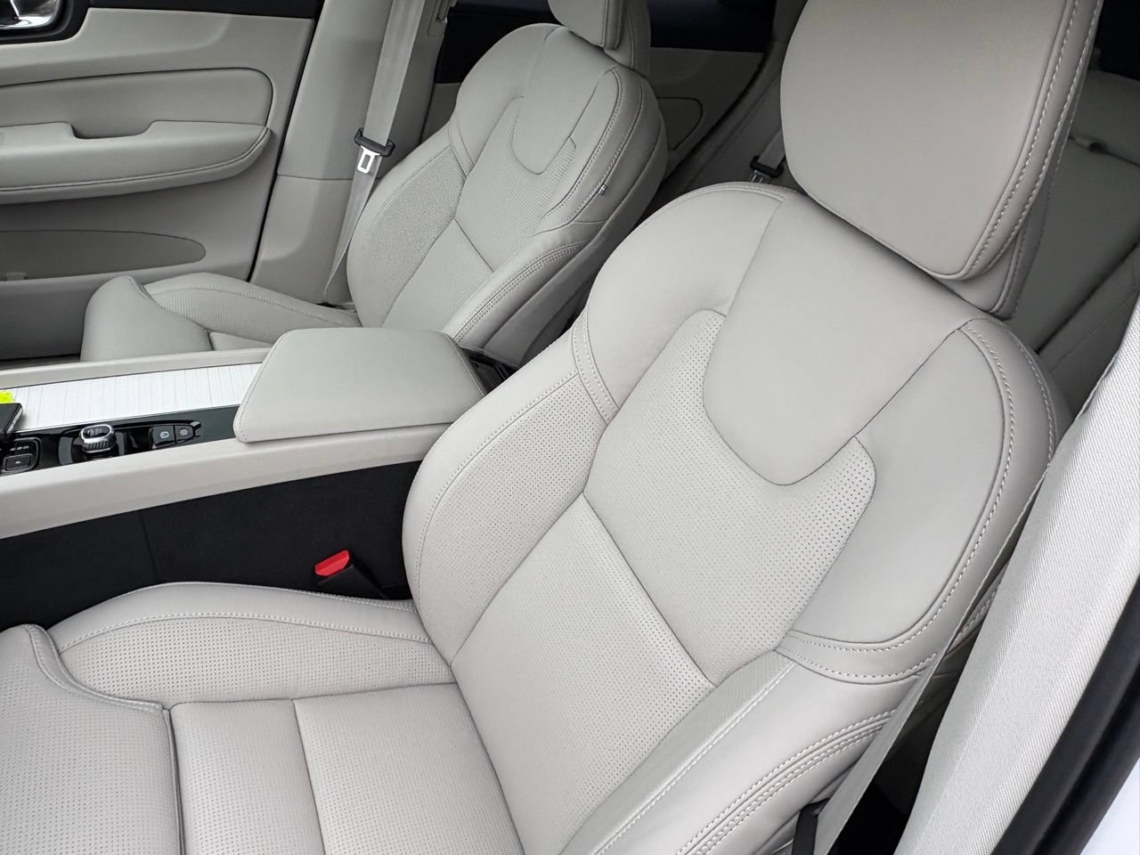 New 2026 Volvo XC60 B5 Ultra w/ Protection Package Premier AWD/4WD image 19