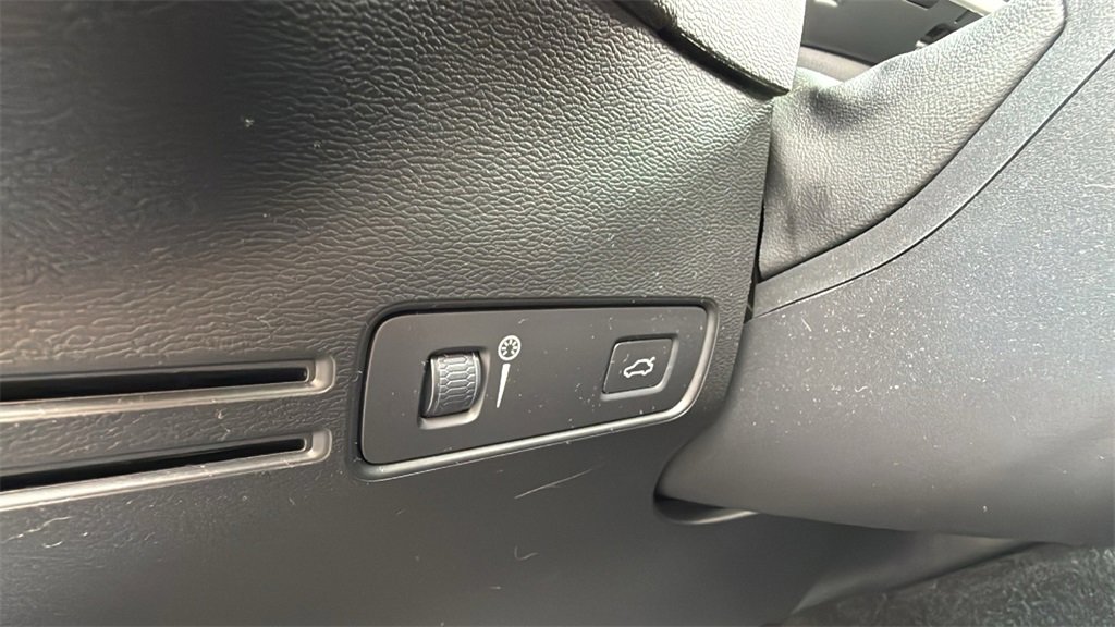 Used 2020 Volvo XC40 T5 R-Design w/ Protection Package Premier image 17