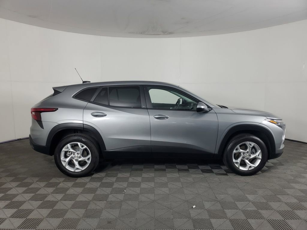 Used 2026 Chevrolet Trax LS w/ LS Convenience Package image 3