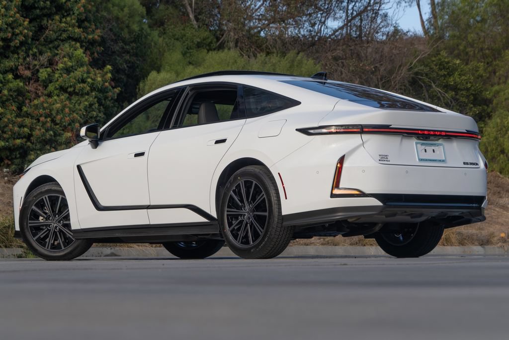 New 2026 Lexus ES 350h w/ Convenience Package FWD image 2