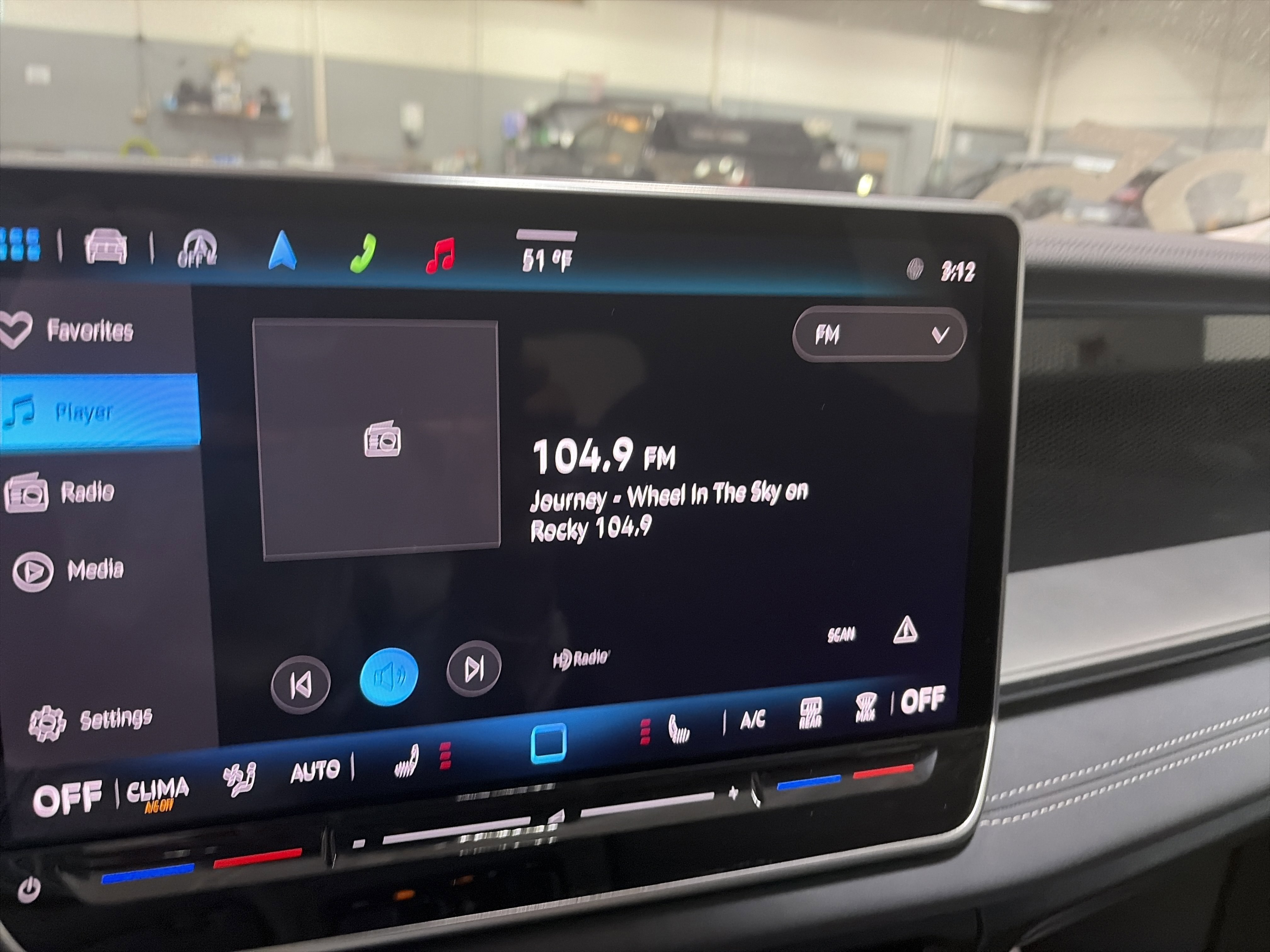 Certified 2025 Volkswagen Tiguan SE image 20