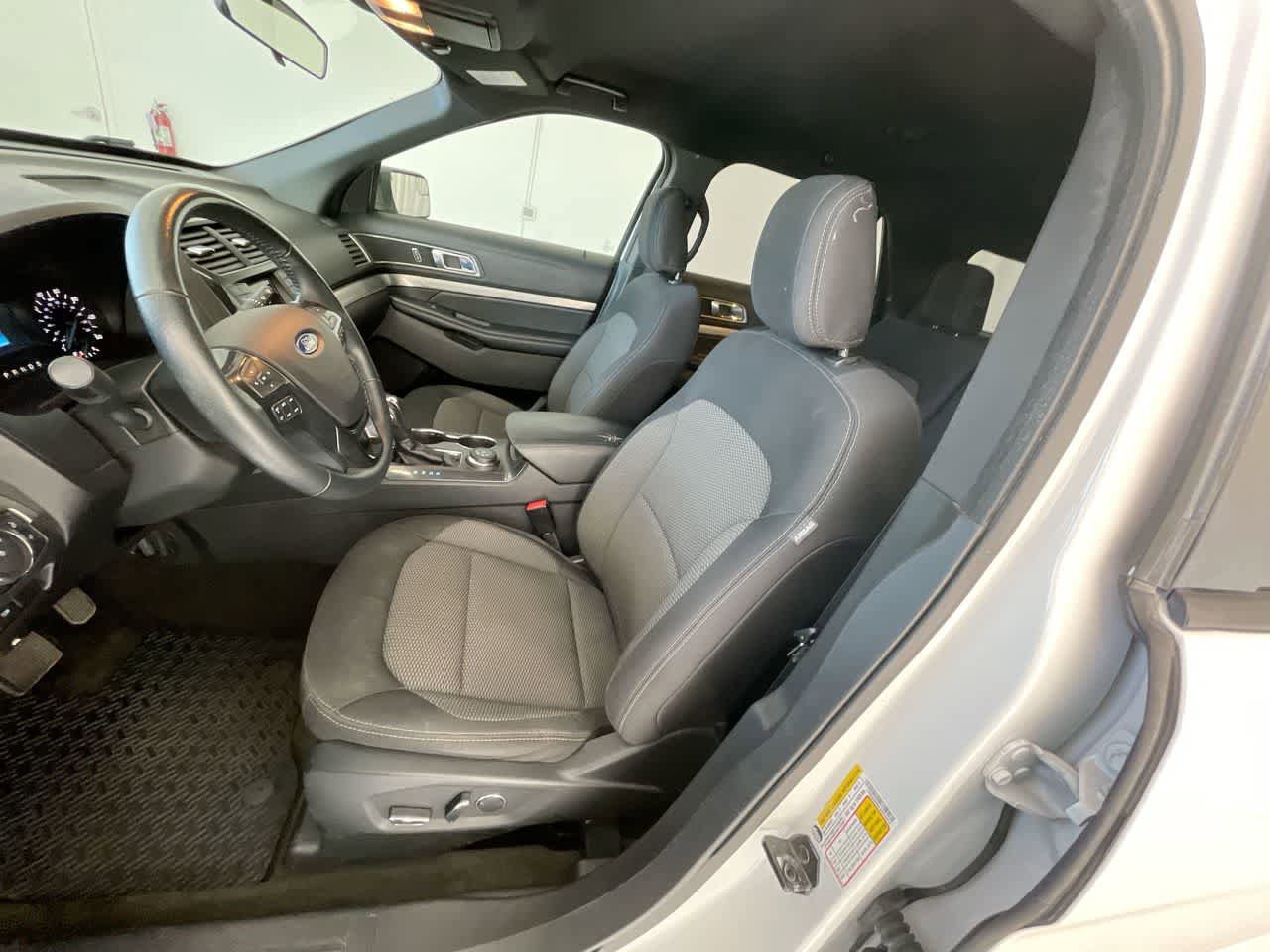 Used 2018 Ford Explorer XLT AWD/4WD image 11