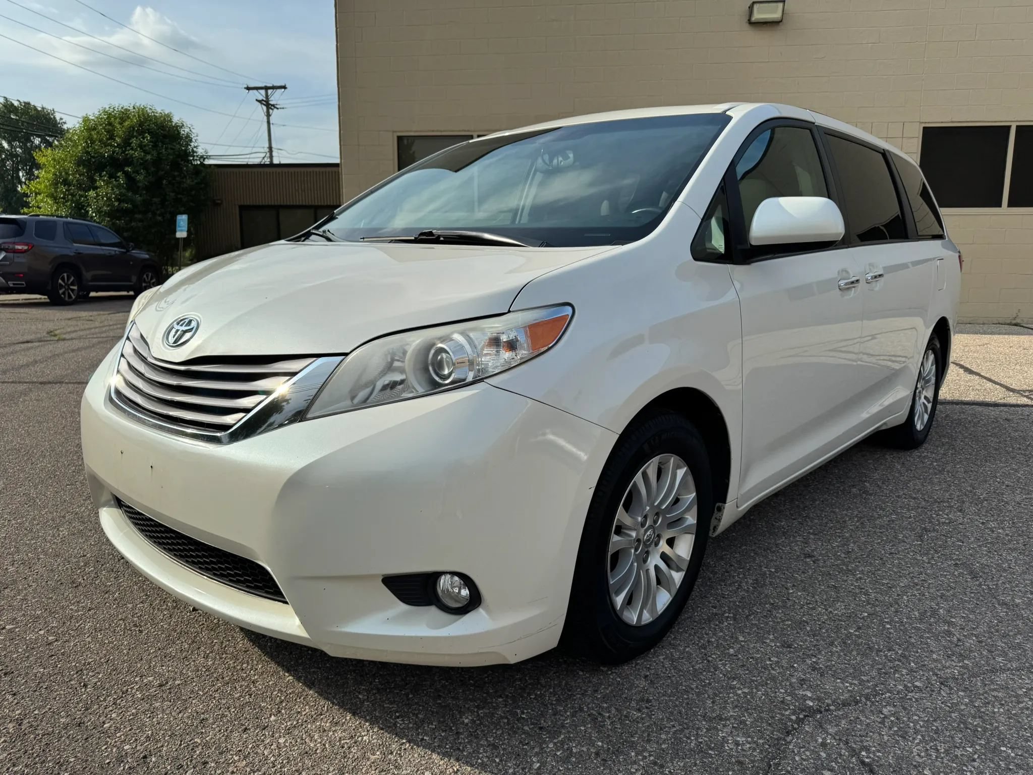 Used 2017 Toyota Sienna XLE Premium FWD image 3