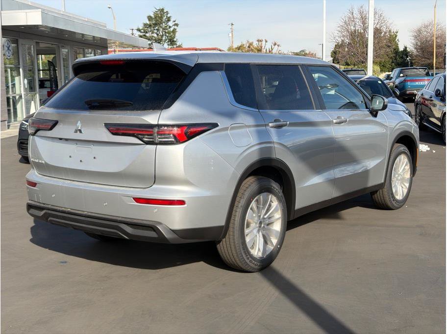 New 2026 Mitsubishi Outlander ES FWD image 5