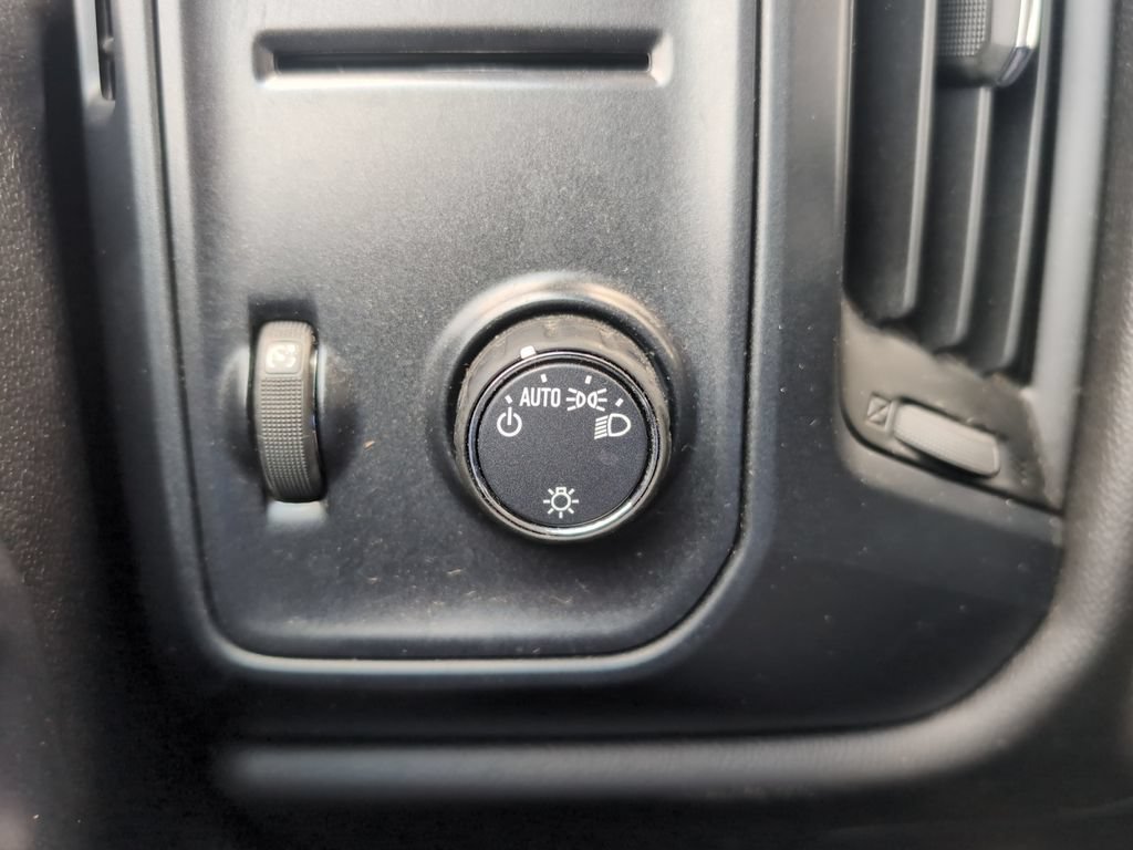 Used 2018 Chevrolet Silverado 2500 W/T AWD/4WD image 16