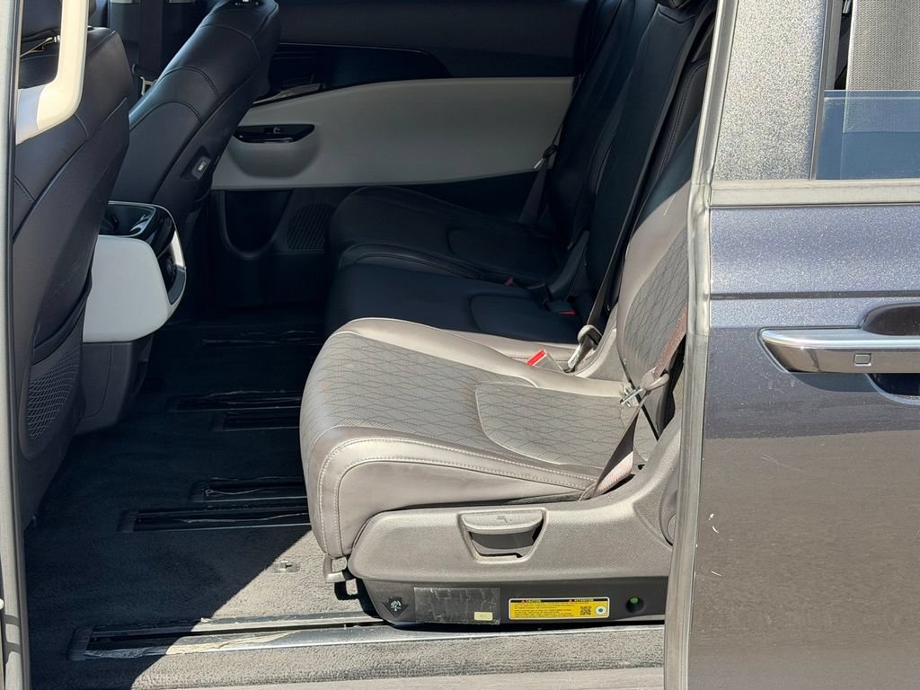 Used 2024 Kia Carnival EX FWD image 20
