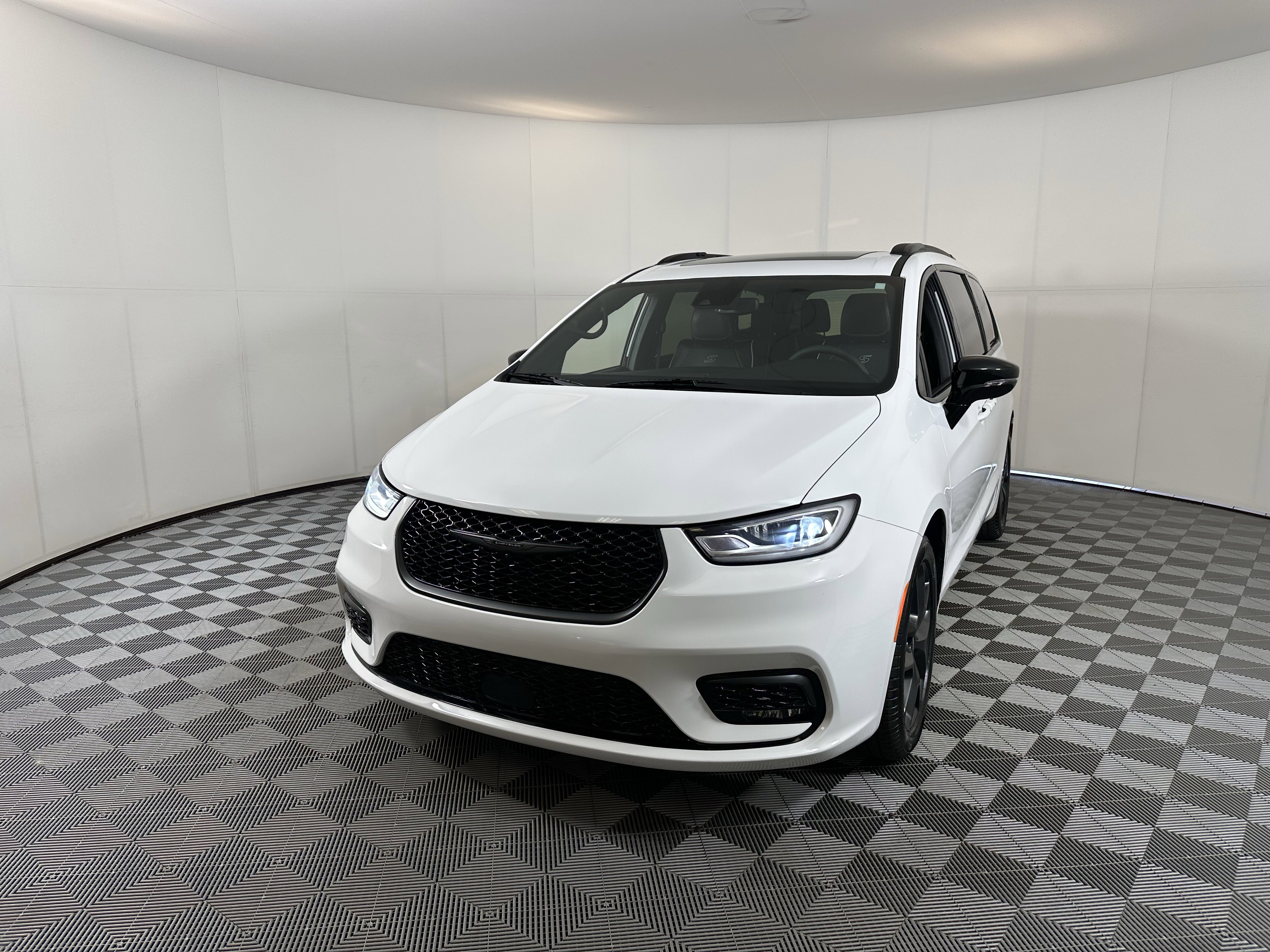 Used 2025 Chrysler Pacifica Limited image 2