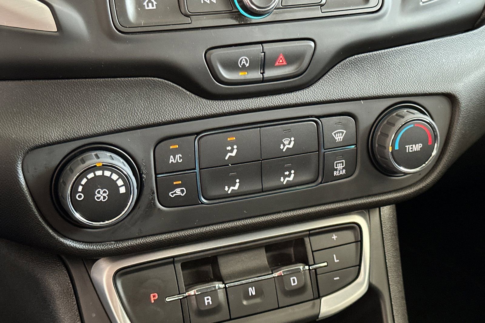 Used 2024 GMC Terrain SLE w/ Elevation Edition image 20