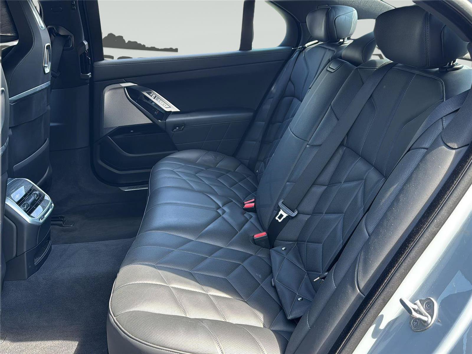 Used 2025 BMW 740i xDrive AWD/4WD image 32