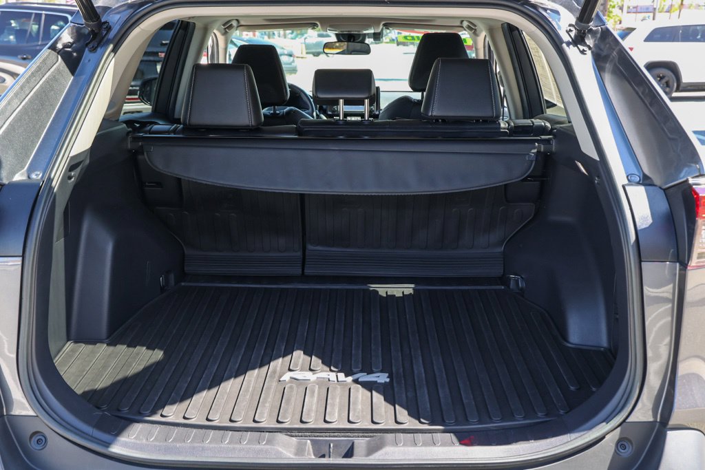 Used 2022 Toyota RAV4 XLE Premium AWD/4WD image 17