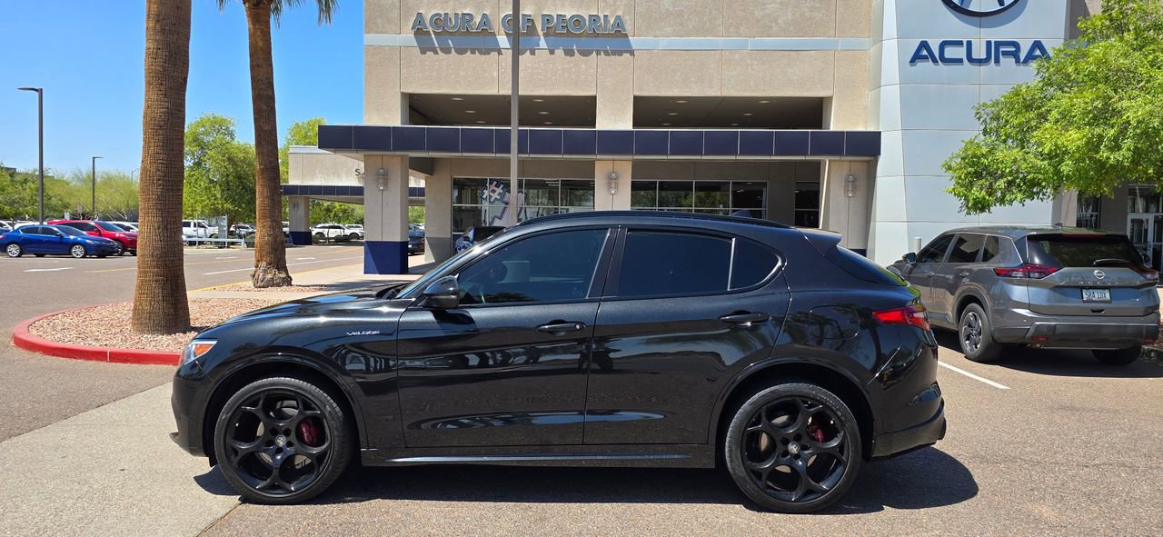 Used 2022 Alfa Romeo Stelvio Veloce AWD/4WD image 2