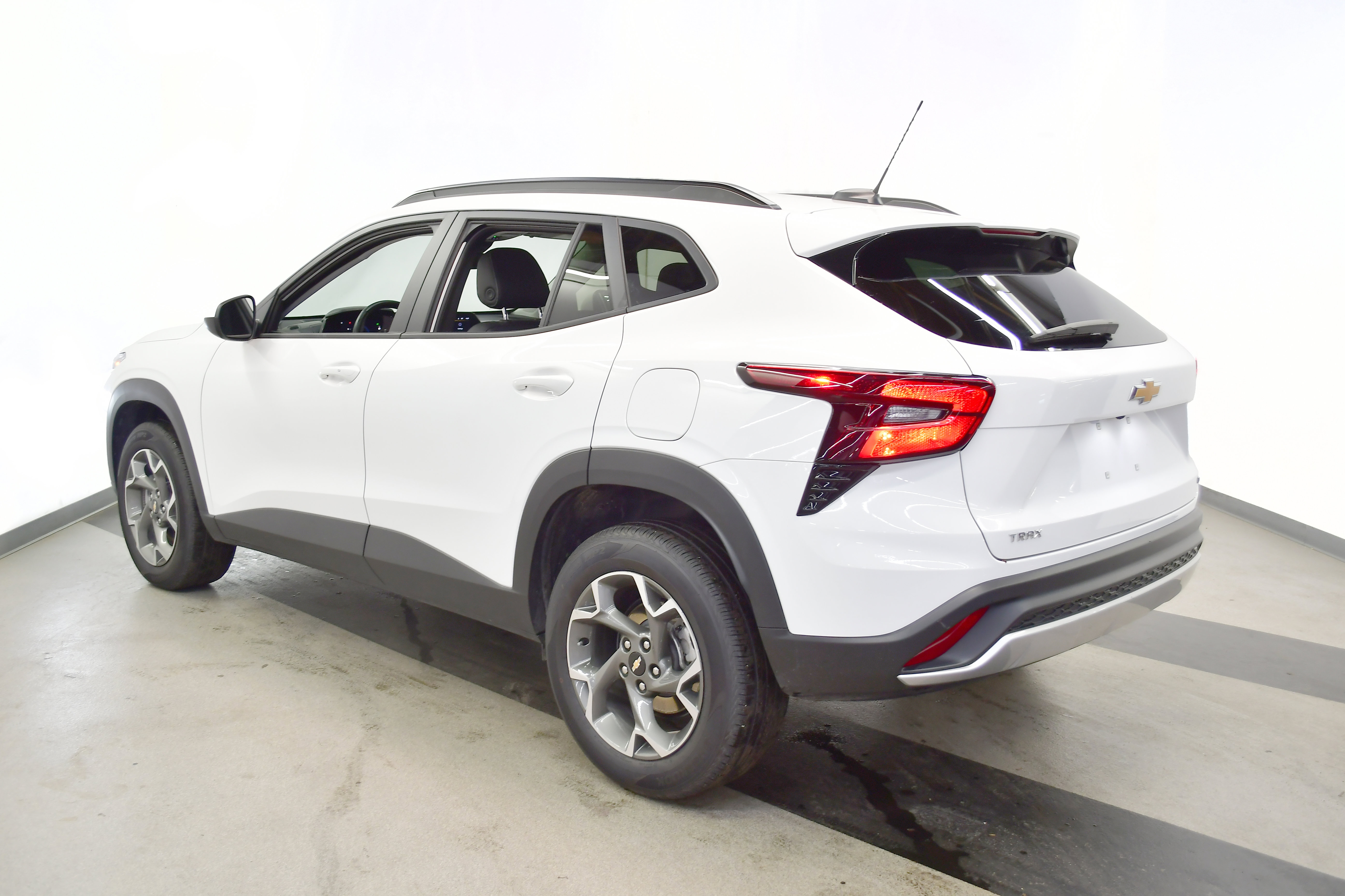 Used 2025 Chevrolet Trax LT w/ LT Convenience Package FWD image 5