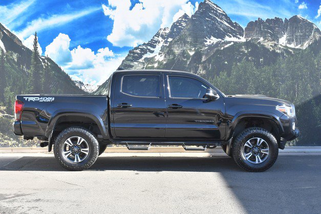 Used 2019 Toyota Tacoma TRD Sport image 2