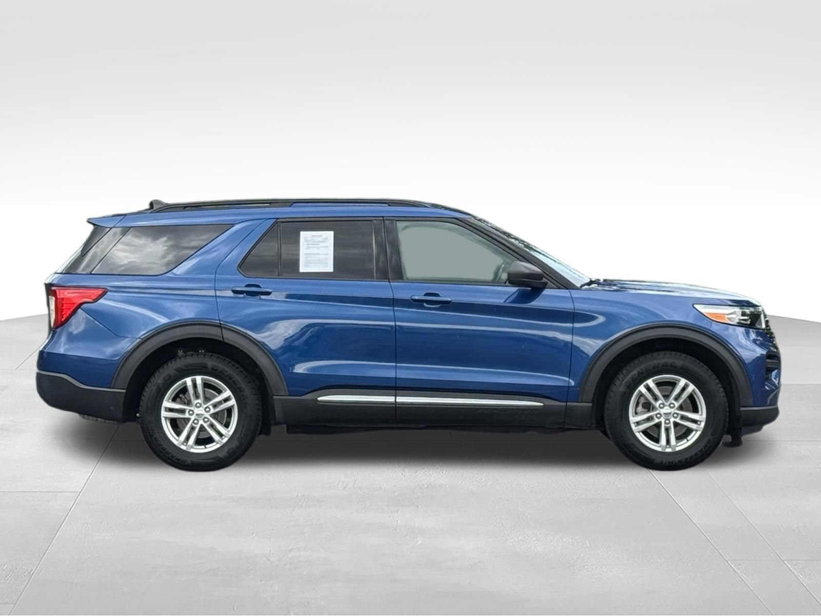 Used 2022 Ford Explorer XLT AWD/4WD image 3