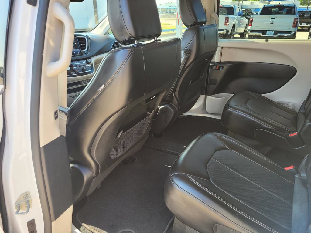 Used 2024 Chrysler Pacifica Touring-L FWD image 3