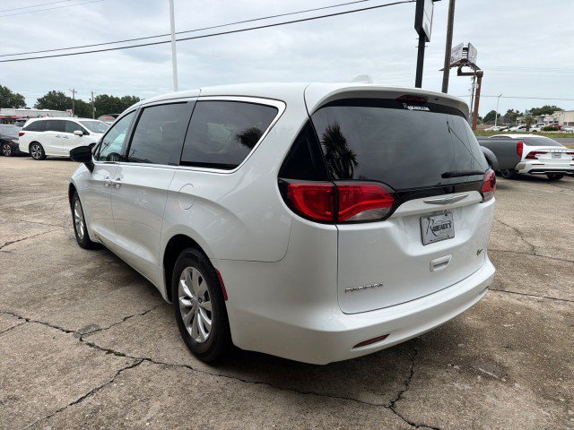 Used 2017 Chrysler Pacifica Touring w/ Tire & Wheel Group FWD image 7