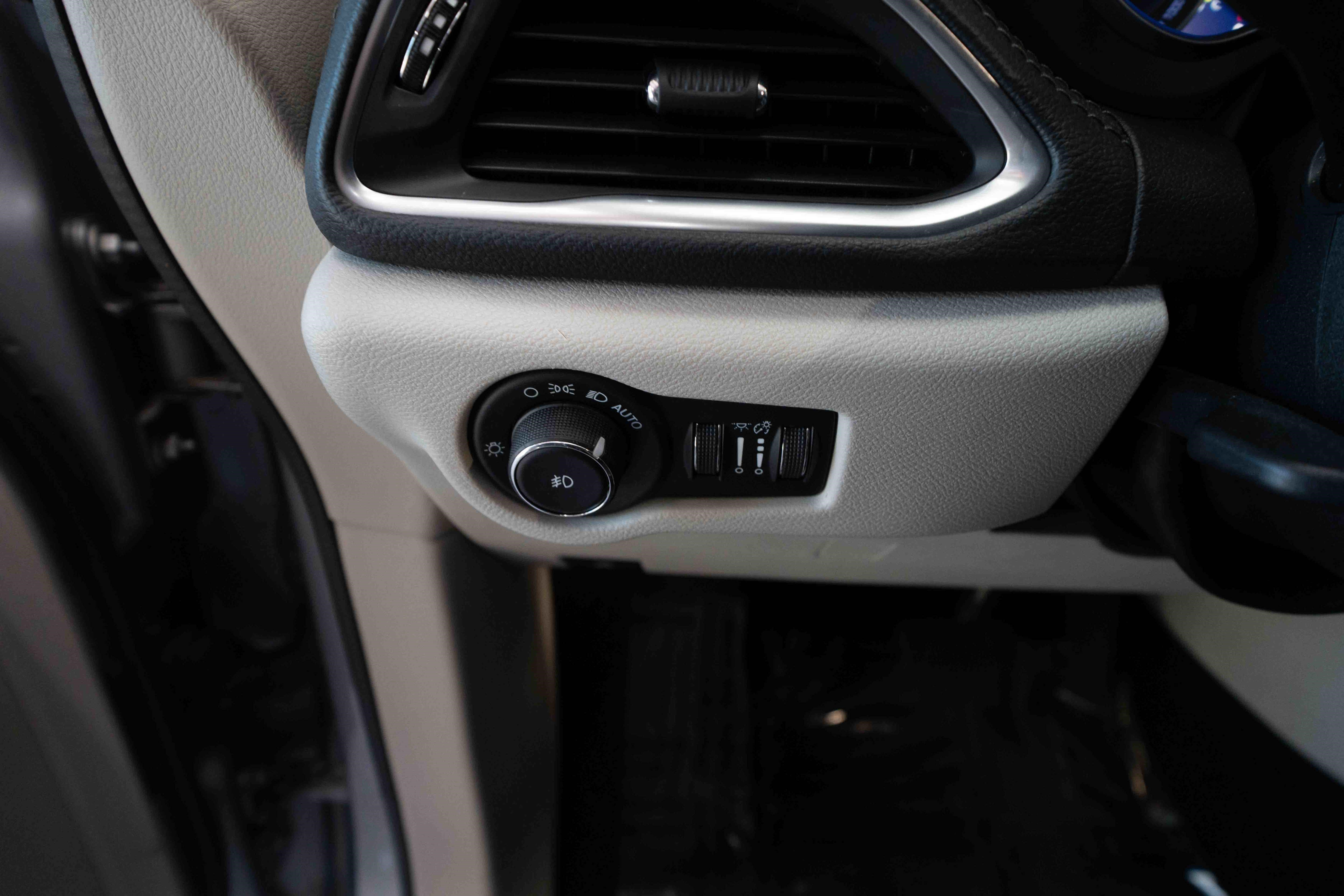 Used 2018 Chrysler Pacifica Limited FWD image 11