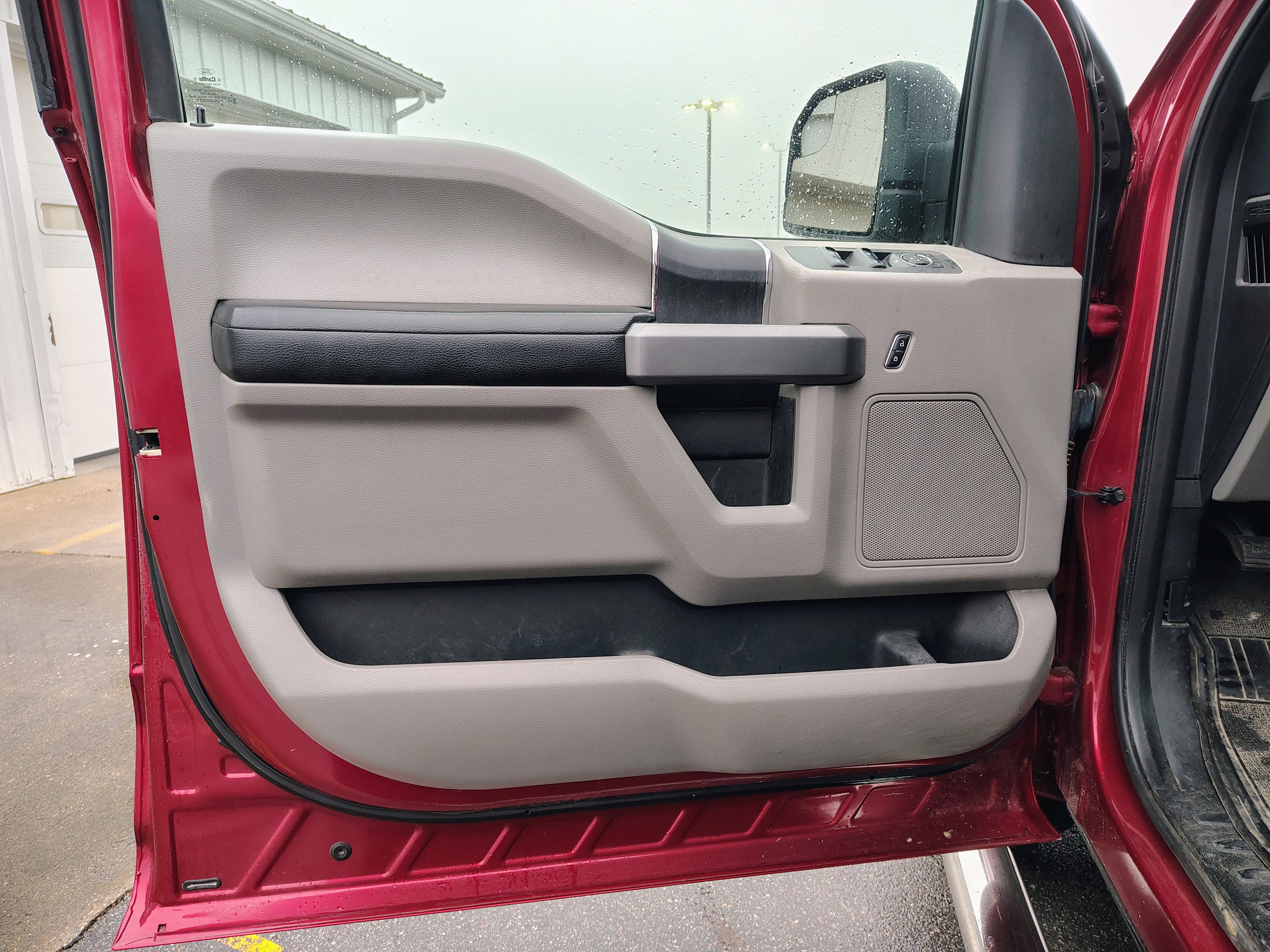 Used 2015 Ford F150 XLT image 11