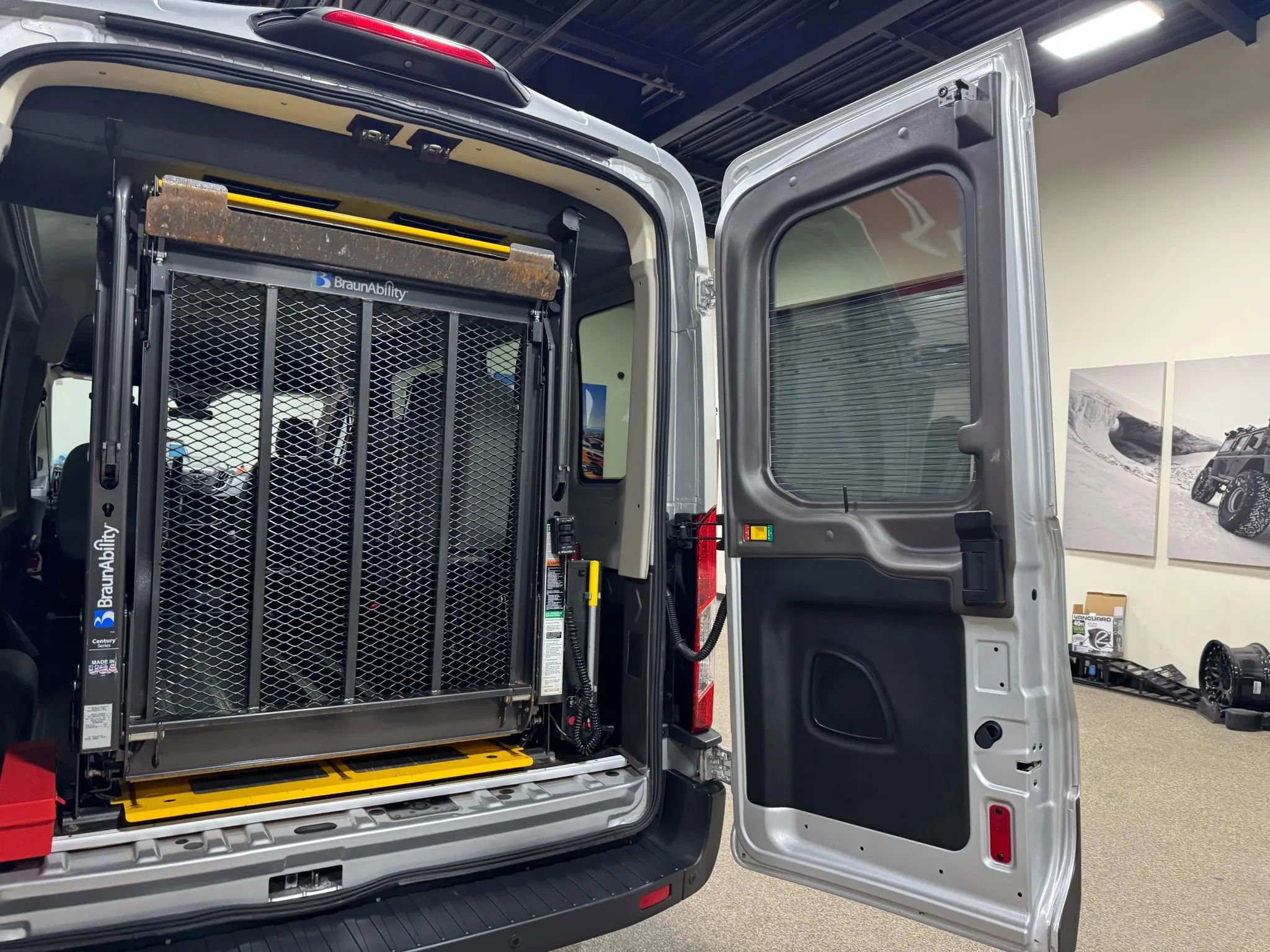 Used 2018 Ford Transit 250 148 Medium Roof image 25