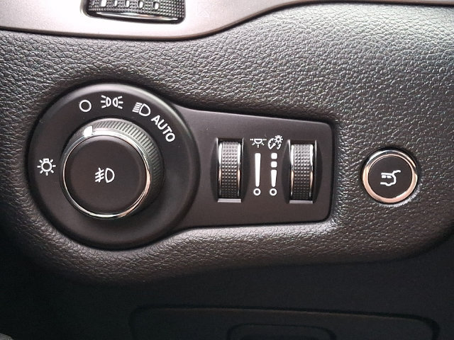 Used 2019 Jeep Cherokee Latitude Plus w/ Comfort/Convenience Group AWD/4WD image 25