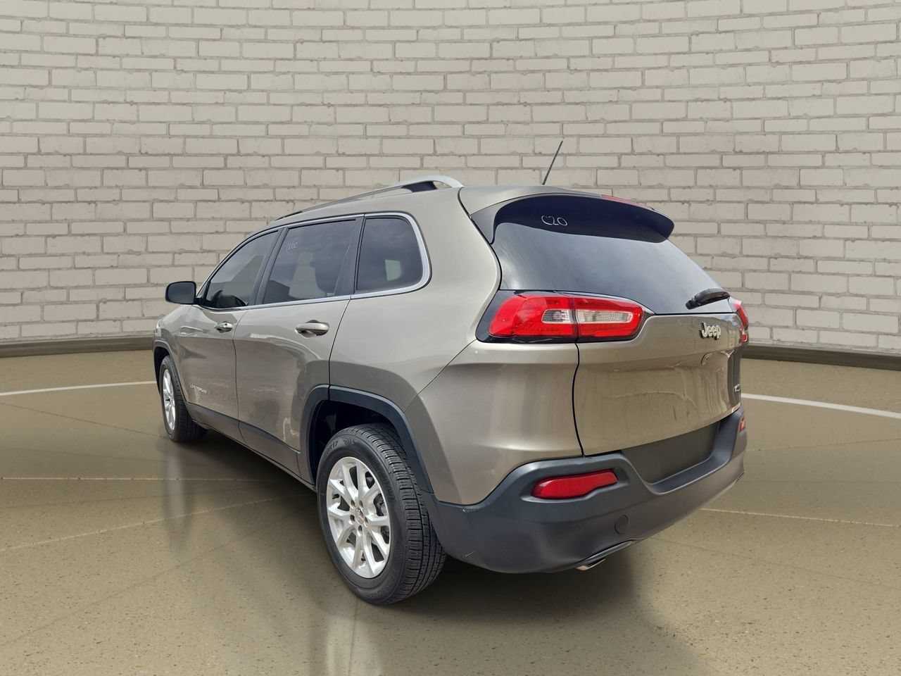 Used 2017 Jeep Cherokee Latitude FWD image 5