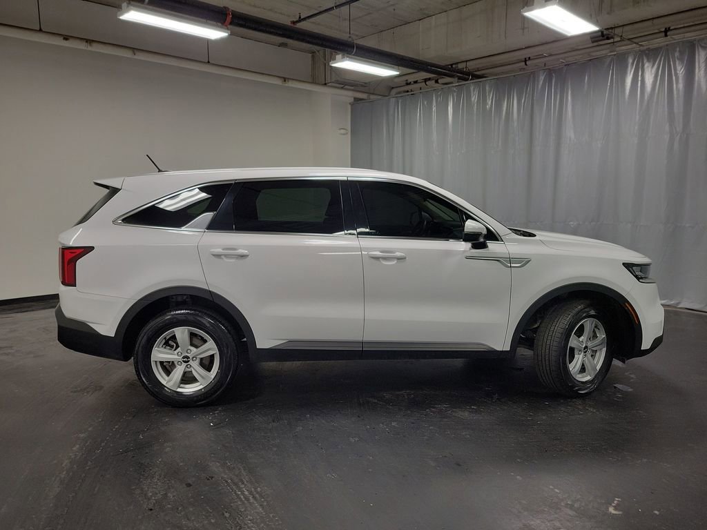 Used 2023 Kia Sorento LX image 9